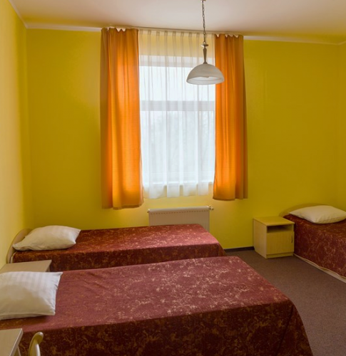 Gaišs viesnīcas numurs ar logu